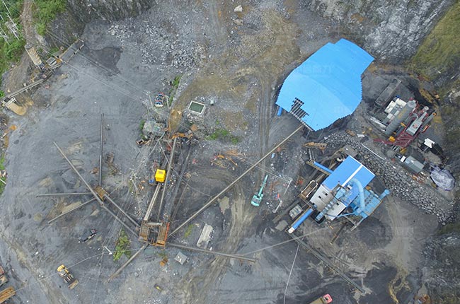 湖南鳳凰陡巖破時產(chǎn)400噸采石場