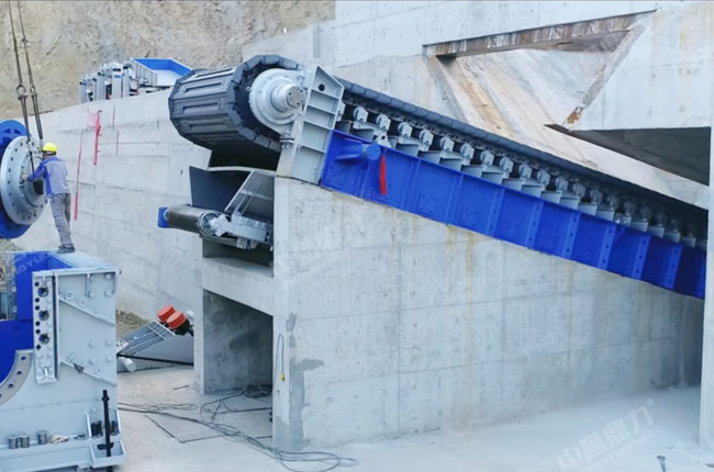 為破碎機送料的板式輸送給料機.jpg 為破碎機送料的板式輸送給料機.jpg