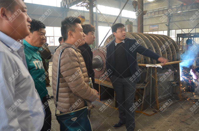 馬經理正在給安徽客戶進行的詳細的設備講解