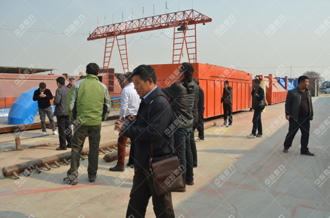 安徽客戶們正在新鄉鼎力除塵器廠進行參觀