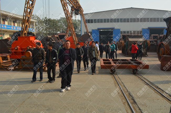 安徽客戶團正在新鄉鼎力廠區參觀設備